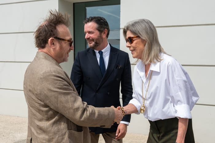 Carolina de Mónaco y Miquel Barceló se saludan