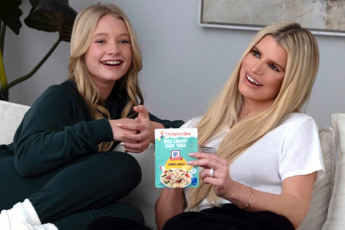 Jessica Simpson poses with daughters Birdie and Maxwell in new