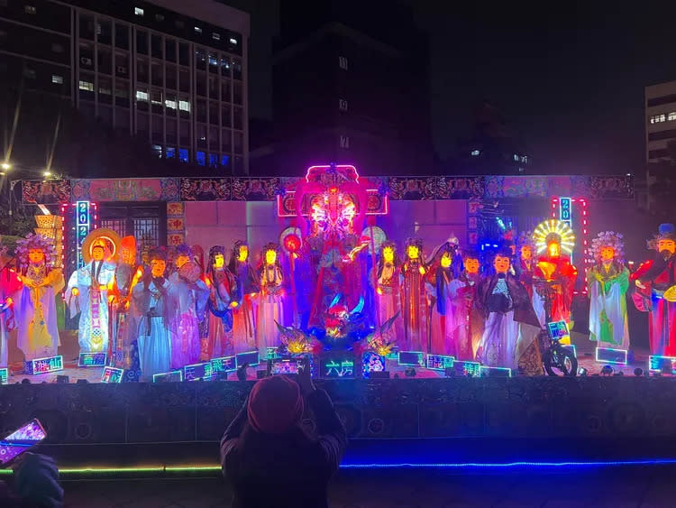 中山堂附近這座民間信仰眾神肖像的花燈，引發網友熱議。翻攝自臉書「爆料公社二社」