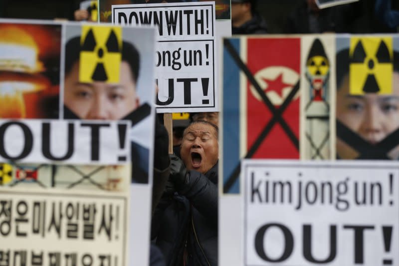 北韓試射長程彈道飛彈，南韓民眾拿金正恩肖像抗議（美聯社）
