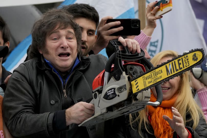 Javier Milei brandit une tronçonneuse lors d'un événement de campagne à La Plata, en Argentine, le mardi 12 septembre 2023.