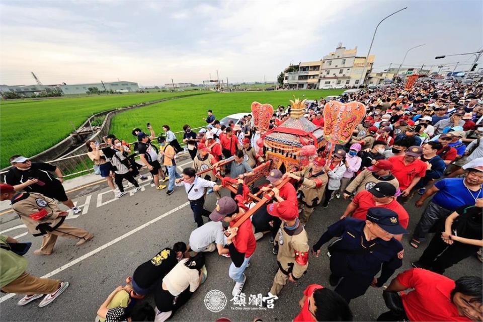 大甲媽祖遶境動人畫面！小弟頭貼紗布揹「阿祖平安」紙板　罕病女孩下跪祈福