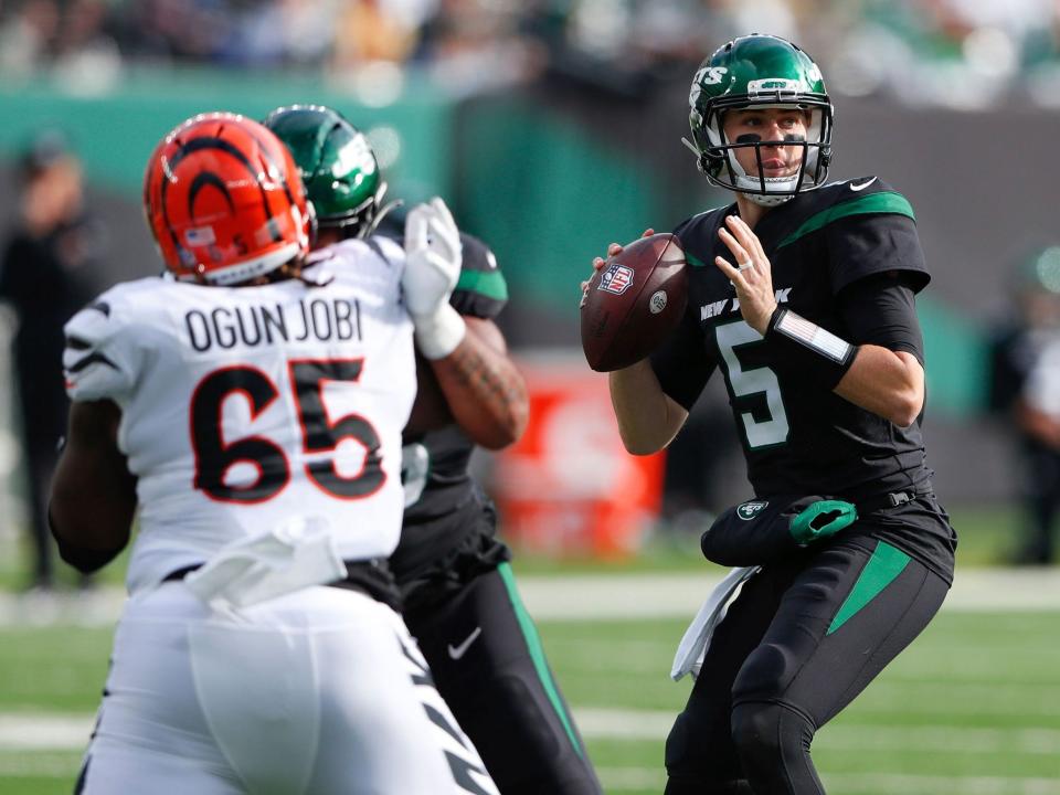 Mike White gets set to pass against the Cincinnati Bengals.