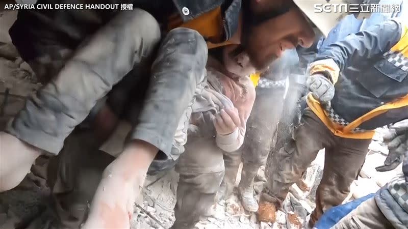 土耳其地震死傷慘重，不少民眾仍受困災區。（圖／AP/SYRIA CIVIL DEFENCE HANDOUT授權）