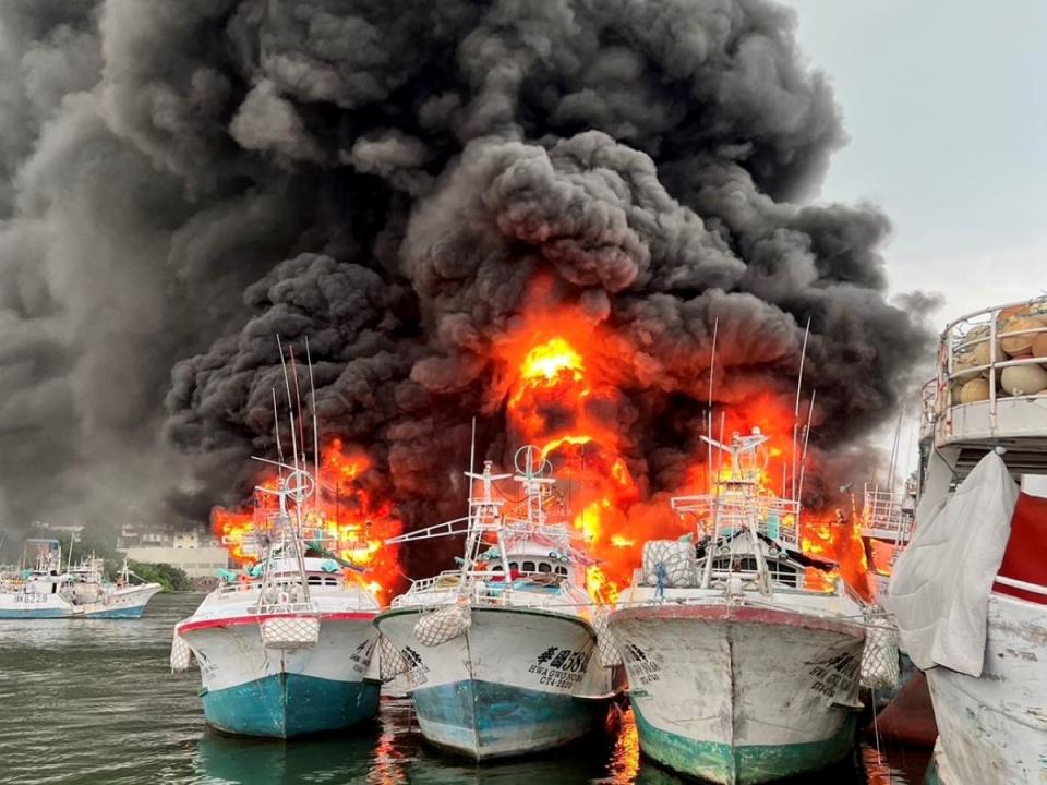 屏東東港漁港今天傍晚驚傳火燒船意外，火勢猛烈，濃濃黑煙直竄天際。（圖：民眾提供）
