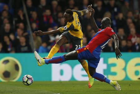 Britain Football Soccer - Crystal Palace v Arsenal - Premier League - Selhurst Park - 10/4/17 Arsenal's Danny Welbeck in action with Crystal Palace's Mamadou Sakho Action Images via Reuters / Matthew Childs Livepic