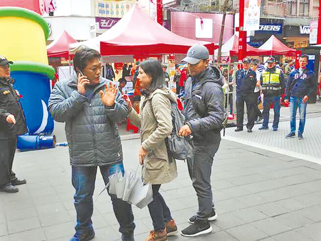 每到春節，警方就在市場、年貨大街進行肅竊勤務。圖為警方示範歹徒常見的扒竊手法。（本報資料照片）