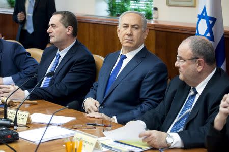 Israeli Prime Minister Benjamin Netanyahu (C) attends the weekly cabinet meeting in Jerusalem February 21, 2016. REUTERS/Emil Salman/Pool