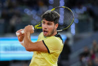 Carlos Alcaraz, of Spain, returns the ball to Andrey Rublev, of Russia, during the Mutua Madrid Open tennis tournament in Madrid, Wednesday, May 1, 2024. (AP Photo/Manu Fernandez)