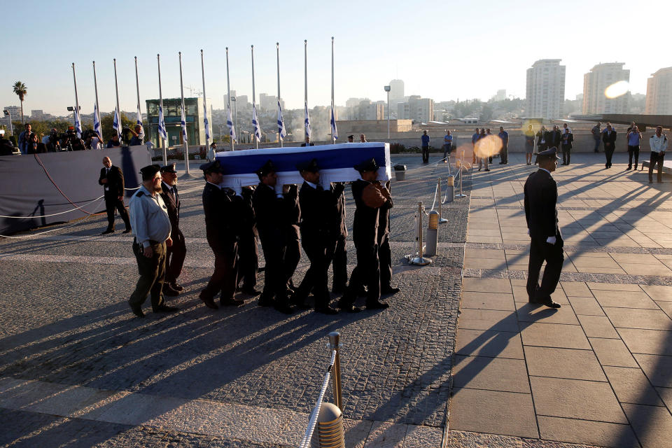 <p>The flag-draped coffin of former Israeli President Shimon Peres is carried by members of a Knesset guard upon its arrival at the Knesset Plaza, is Jerusalem on Sept. 29, 2016. (REUTERS/Ronen Zvulun) </p>