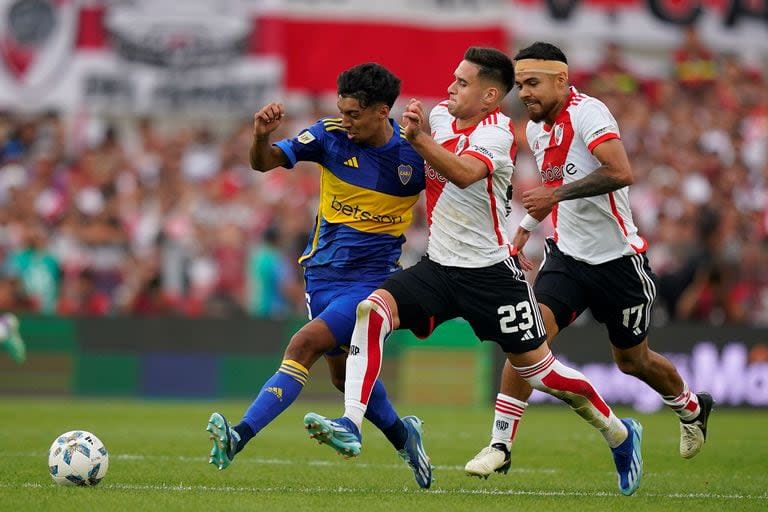 Escena del partido que disputan River Plate y Boca Juniors.