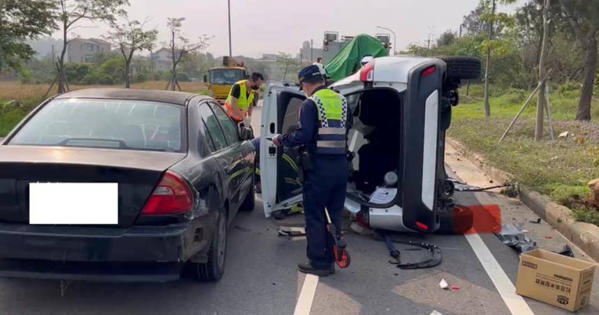 金門男酒駕翻車受困，警消緊急救援後逮捕到案。（圖／翻攝畫面）