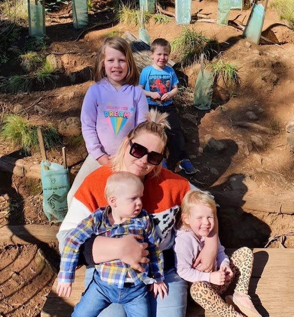 Jessica Hood and her four children. (Image Jessica Hood)