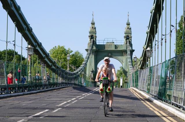 Cyclists and pedestrians return to Hammersmith Bridge