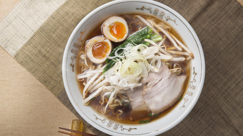 Ramen with bean sprouts