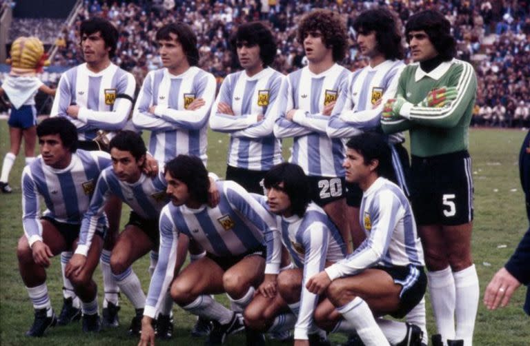 La formación de la Argentina que ganó la final del Mundial 1978: Mario Kempes, entre Alberto Tarantini y Ubaldo Fillol, el único jugador de la lista que jugaba en el exterior