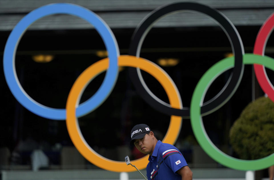 Korea's Si Woo Kim follows his putt during a practice session of the men's golf event at the 2020 Summer Olympics, Tuesday, July 27, 2021, at the Kasumigaseki Country Club in Kawagoe, Japan, (AP Photo/Matt York)