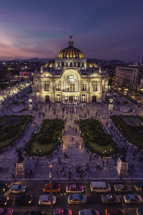 <strong>10e - Mexico (Mexique)</strong>. Pas étonnant que la capitale figure dans ce classement puisqu’en 2019, le Mexique trustait déjà la première place des pays où l’on souffre le plus de stress professionnel. Les habitants travaillent en moyenne 50 heures par semaine et ne peuvent compter que sur 19 jours de congés par an pour se ressourcer. Difficile aussi d’être mentalement apaisé quand on sait qu’à moins de 30km du centre-ville s’étend Nezahualcóyotl, l’un des plus grands bidonvilles du monde où les taux de pauvreté et de criminalité sont très élevés. ©<em>Getty Images</em>