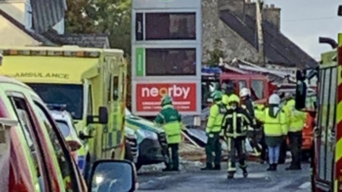 Les gens craignaient d’être piégés dans les décombres après l’explosion d’une station-service en Irlande