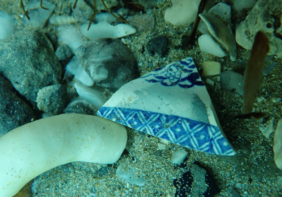 Hand-painted pearlware found at the wreck