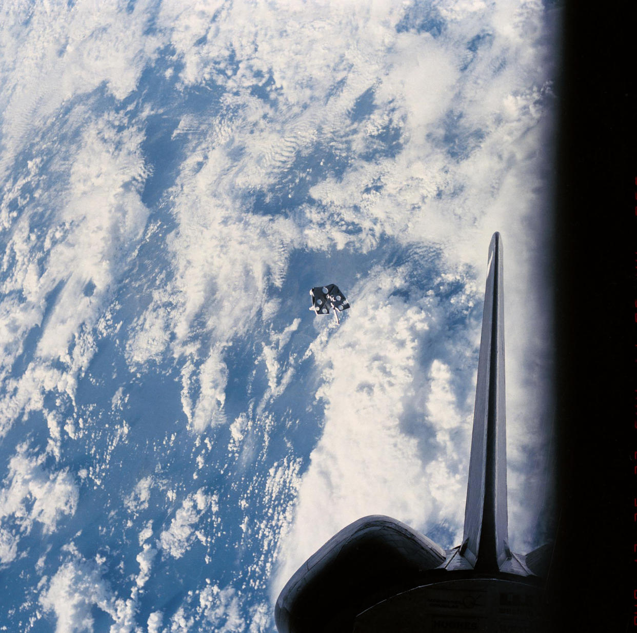 Una fotografía proporcionada por la NASA muestra un pedazo de desecho que se desprendió en febrero de 1984 del Transbordador Espacial Challenger, que orbitaba la Tierra. (NASA vía The New York Times)