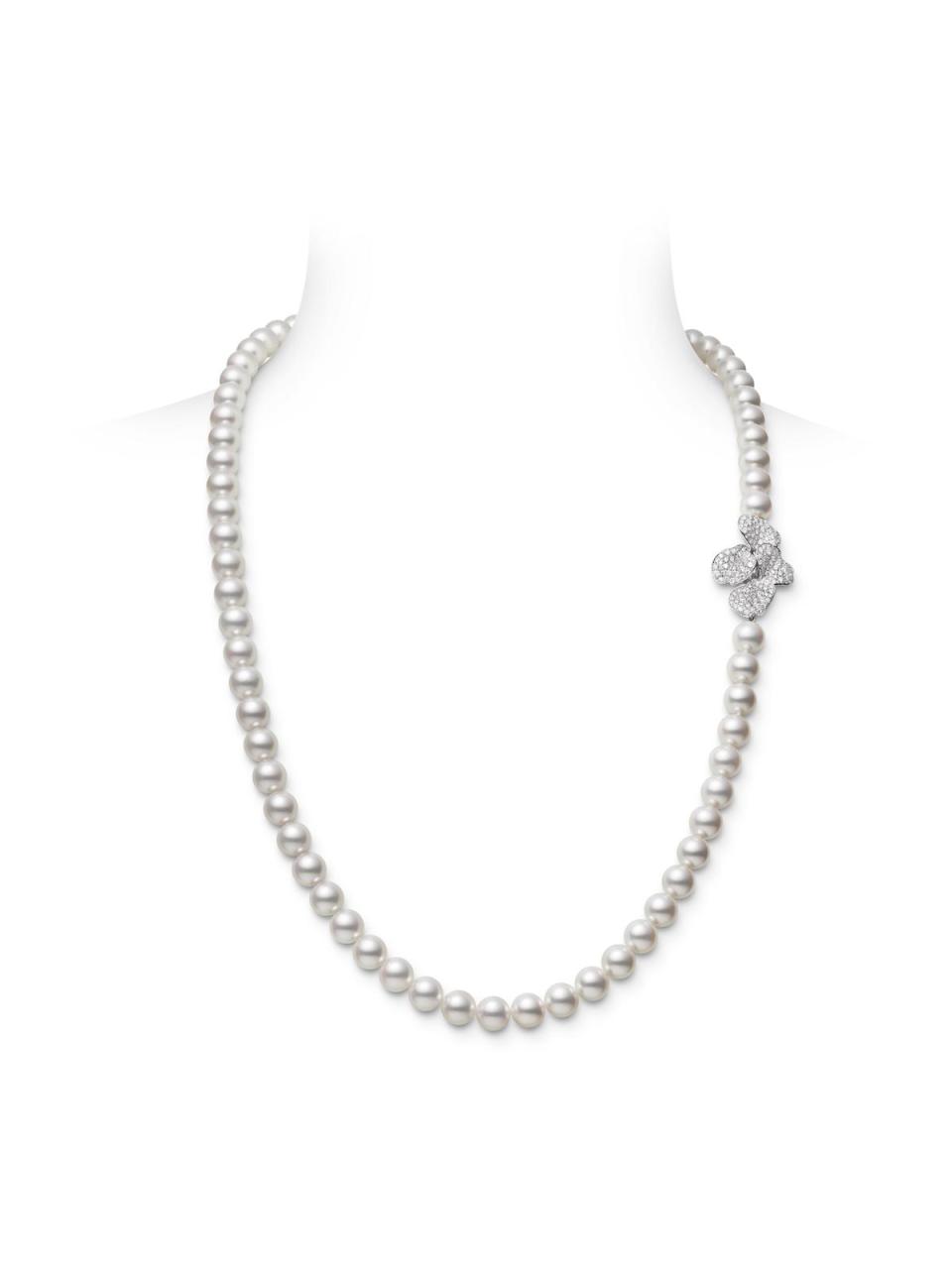 MIKIMOTO Pétales Collection Les Pétales Place Vendôme 日本Akoya珍珠鑽石玫瑰花瓣高級珠寶長項鍊，NT$1,920,000。（MIKIMOTO提供）