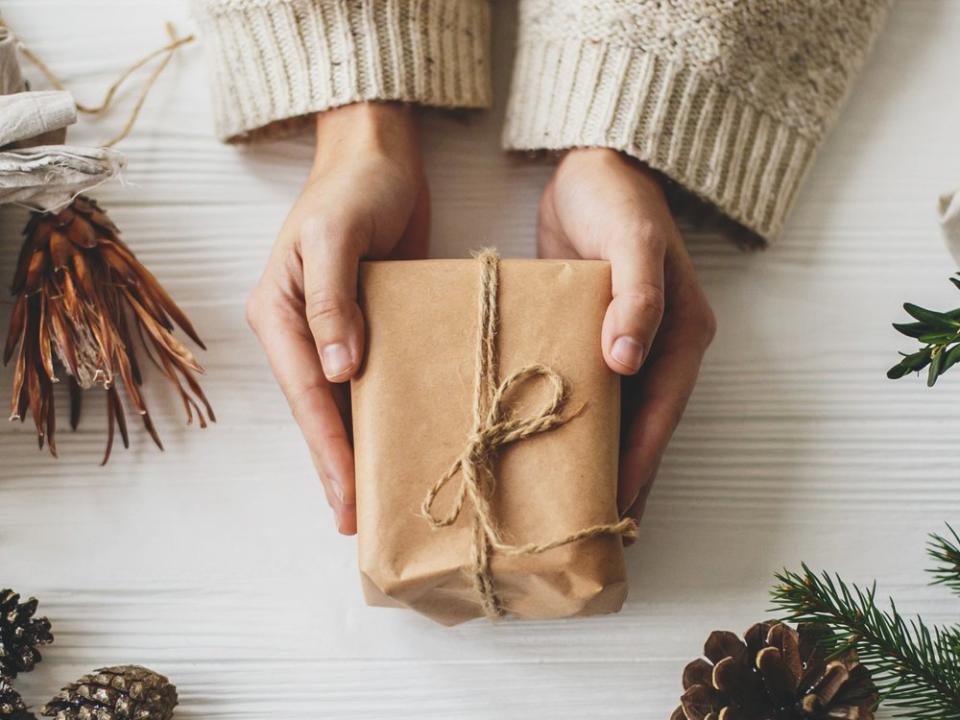 Geschenkpapier sorgt jedes Jahr für besonders viel Müll zur Weihnachtszeit. (Bild: Bogdan Sonjachnyj/Shutterstock.com)