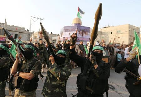 Palestinian Hamas militants take part in a military show against Israel's newly-installed security measures at the entrance to the al-Aqsa mosque compound, in Khan Younis, in the southern Gaza Strip July 20, 2017. REUTERS/Ibraheem Abu Mustafa