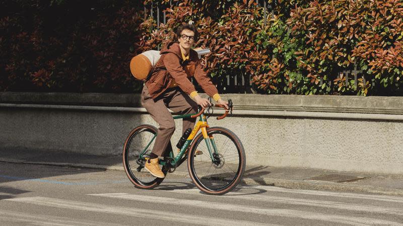 全球僅有70輛、有著綠色與橙色拼接的碳纖維高科技單車T Bike。（迪生提供）