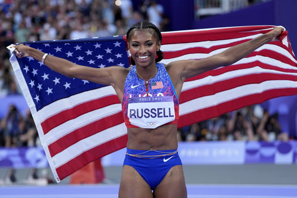 La estadounidense Masai Russell celebra tras ganar los 100 metros con vallas femeninos de los Juegos Olímpicos de París, el sábado 10 de agosto de 2024, en Saint-Denis, Francia. (AP Foto/Matthias Schrader)