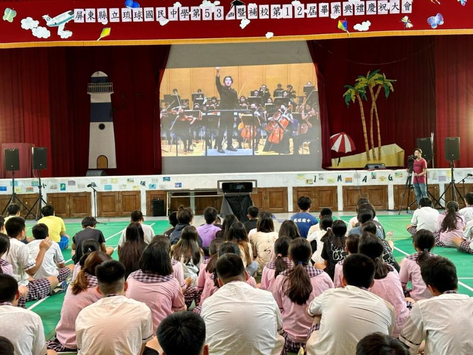 琉球國中學生跟著國台交演奏廳現場指揮的手勢同步拍掌欣賞演出。(國台交提供)