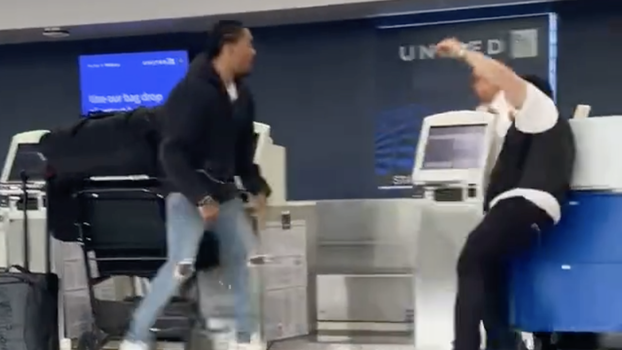 A wild video has emerged of Calgary Stampeders receiver and ex-NFLer Brendan Langley brawling it out with a United Airlines employee. (Photo via Twitter/DMNTnasa) 