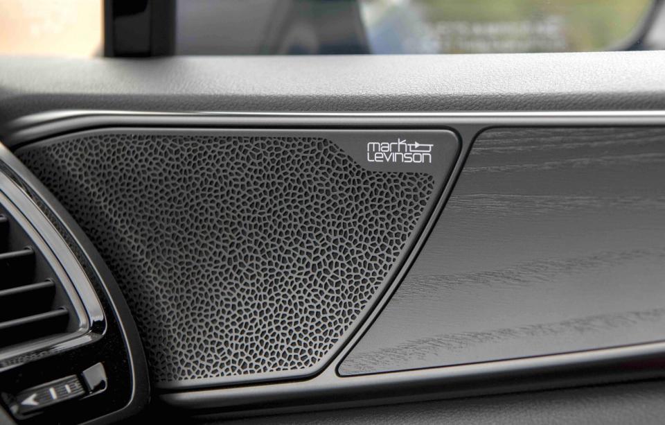 2025年式NX 350 F Sport版的音響系統升級至Mark Levinson Premium Surround，並且搭配達17具的鑑賞級揚聲器。