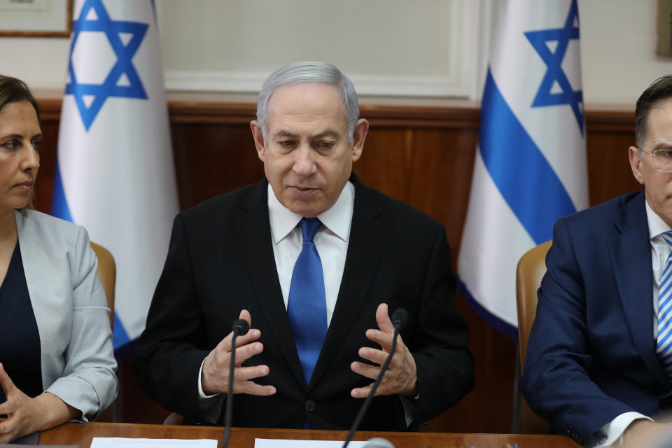 El primer ministro israelí Benjamin Netanyahu participa en una reunión semanal de su gabinete en Jerusalén, Israel, el domingo 1 de diciembre del 2019. (Abir Sultan/Pool Foto vía AP)