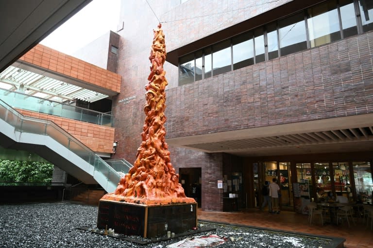 El Pilar de la Vergüenza, de ocho metros de altura y obra de de Jens Galschiot, se encuentra en el campus de la universidad de Hong Kong (HKU), en una imagen del 10 de octubre de 2021 (AFP/Peter PARKS)