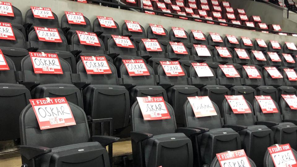 Every seat at Wells Fargo Center will have the sign in dedication to Lindblom. (Twitter/@NHLAdamK)