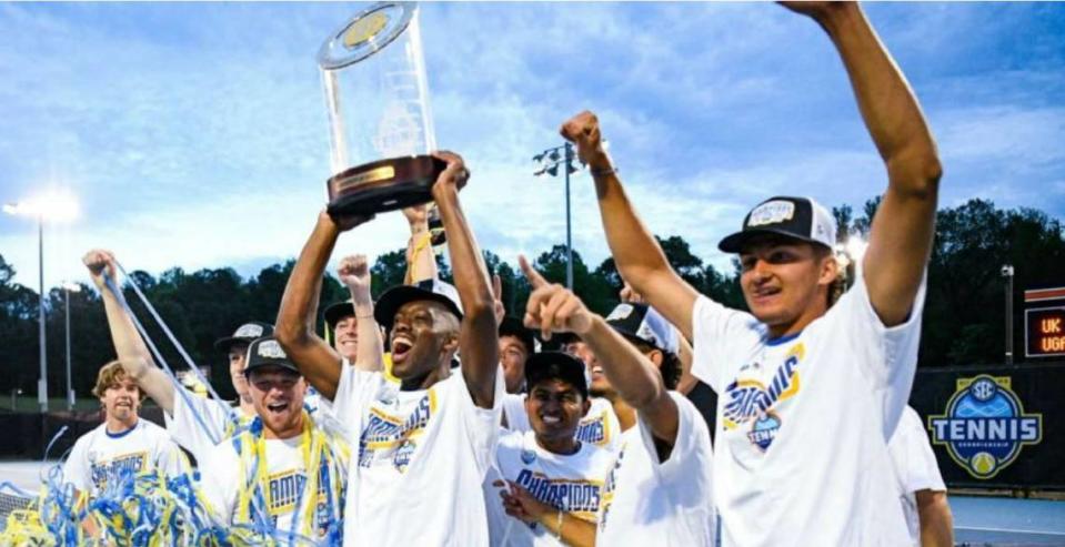 Kentucky players raised the trophy after the Wildcats defeated Georgia on Sunday to win the school’s first Southeastern Conference Tournament championship since 1992.