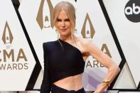 <p>Nicole Kidman no se perdió los CMA Awards 2021, celebrados en Nashville. La actriz de 54 años acudió al evento, que premia lo mejor del año de la música <em>country</em>, y sorprendió presumiendo de tipazo con un atrevido estilismo. (Foto: ABC / Getty Images)</p> 