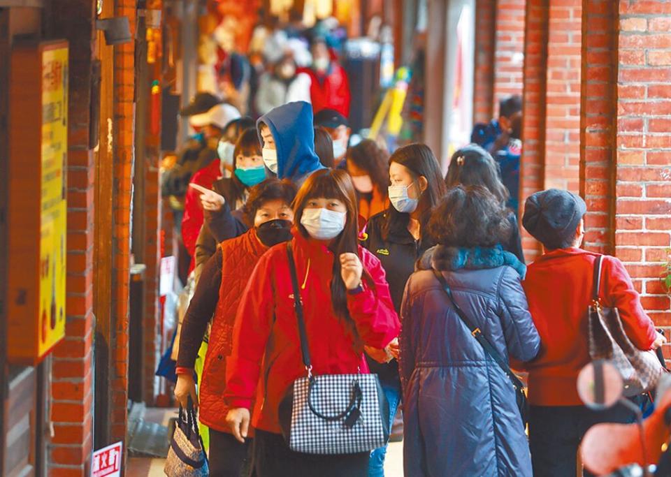 今年春節長達十天，創下史上最長的連假，國內景點人滿為患，雖帶動國人集中消費，惟住宿、交通及旅遊等品質未必提升。圖／本報資料照片