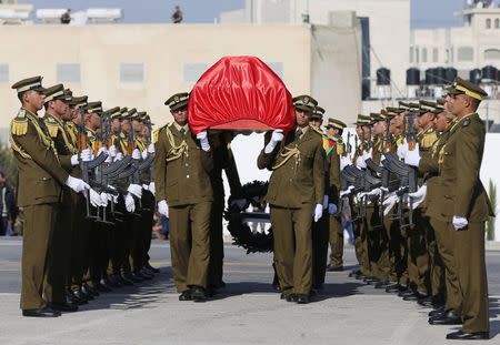 Palestinian honor guards carry the coffin of Palestinian minister Ziad Abu Ein during his funeral in the West Bank city of Ramallah December 11, 2014. REUTERS/Ammar Awad