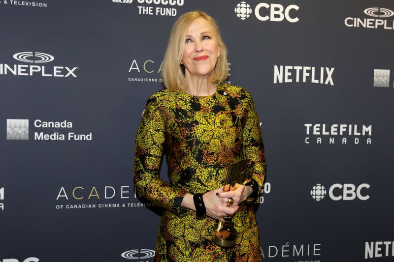 FOTO DE ARCHIVO: Catherine O'Hara posa entre bastidores con el premio a la mejor actriz de una comedia por "Schitt's Creek" en Toronto, Canadá, el 31 de marzo de 2019