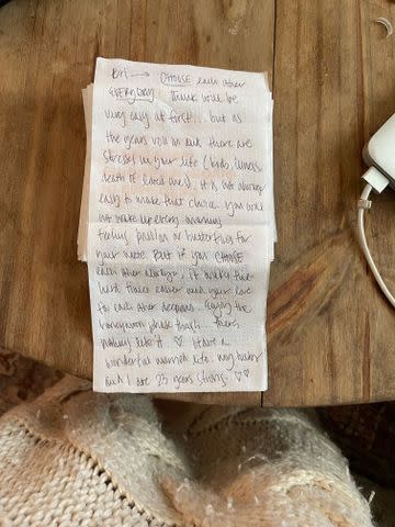 <p>Bri Kunkle</p> One of the notes Bri Kunkle received on the plane.