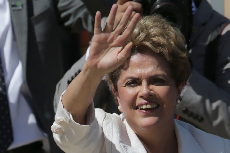 遭彈劾停職的巴西總統羅賽芙向群眾揮手致意。（美聯社）