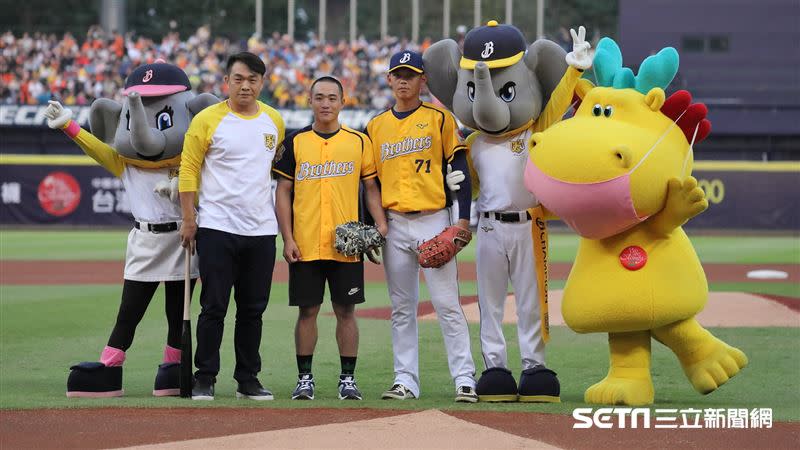 中信兄弟傳奇球星彭政閔和平鎮高中選手王羽飛在台灣大賽第2戰開球。（圖／記者劉彥池攝影）