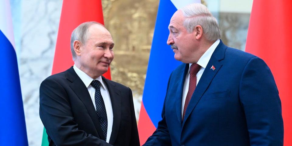 Der russische Präsident Wladimir Putin (l) und der belarussische Präsident Alexander Lukaschenko arbeiten trotz des Kriegs in der Ukraine weiter zusammen.<span class="copyright">Dmitriy Azarov/Pool Sputnik Kremlin/AP/dpa</span>