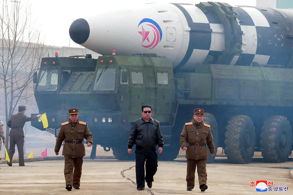Kim Jong-un delante de uno de los misiles balísticos intercontinentales más grandes.En marzo, Corea del Norte hizo un desfile donde exhibió el misil balístico intercontinental más grande conocido hasta ahora