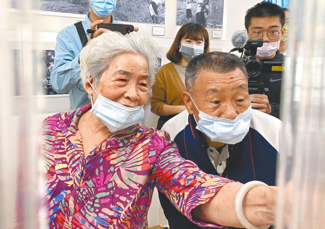 特地到嘉義縣民雄市場看展的何蕊阿嬤看到自己結婚、女兒的照片出現在展覽中，迫不及待跟大家分享當時的故事。（張亦惠攝）