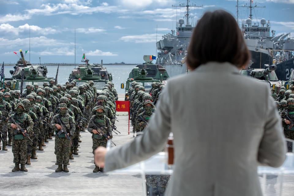 國安軍事領域人事變動不大，或許是在當前情勢下不得不做的安排。（圖：蔡總統視導海軍陸戰隊，國防部提供）