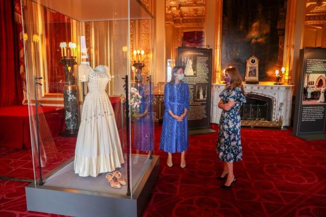 Wedding gown of UK s Princess Beatrice goes on show