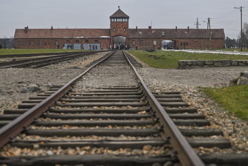 Der Eingang zum ehemaligen Konzentrationslager Auschwitz-Birkenau, in der Mitte das sogenannte "Todestor". - Copyright: picture alliance / NurPhoto | Artur Widak